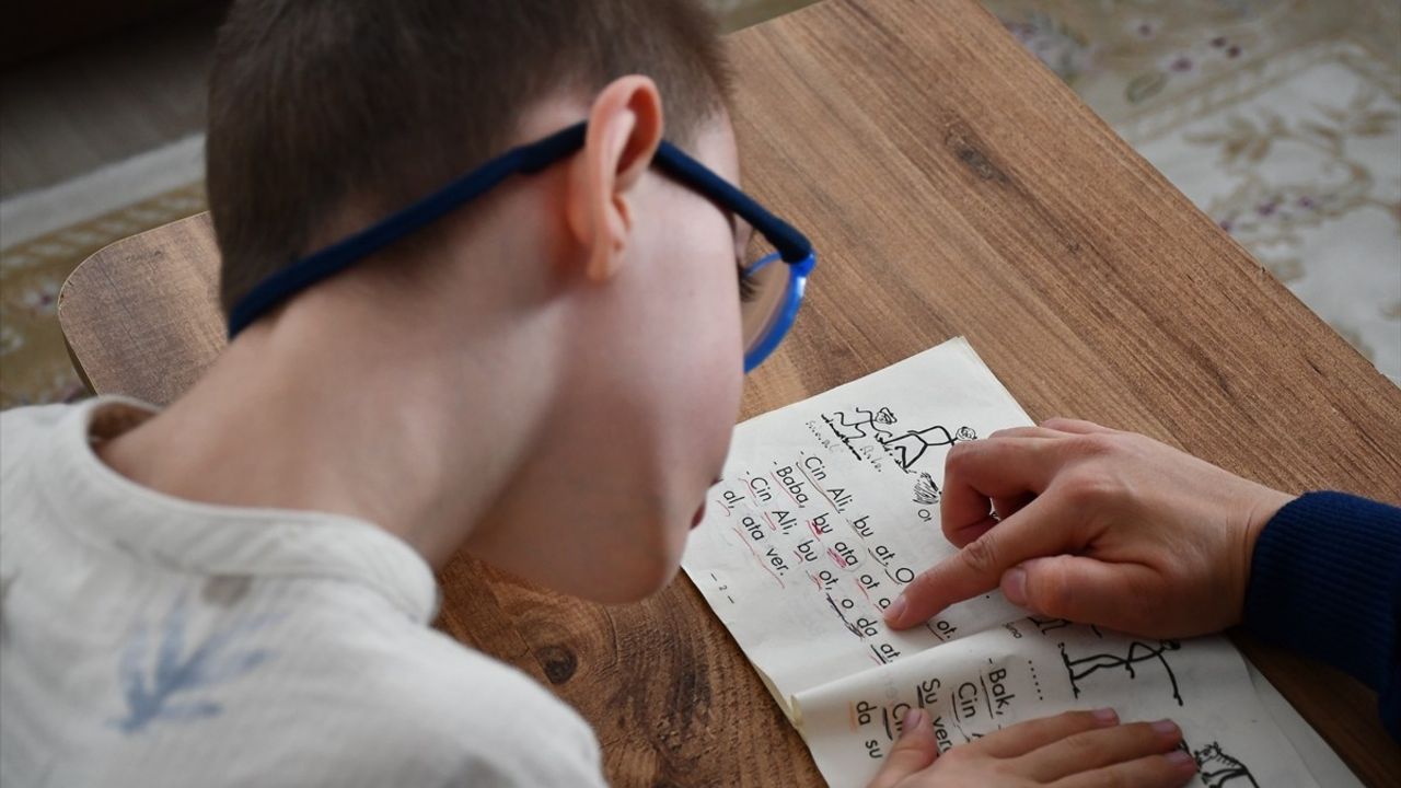 Serebral Palsili Oğluna Adanan Bir Anne