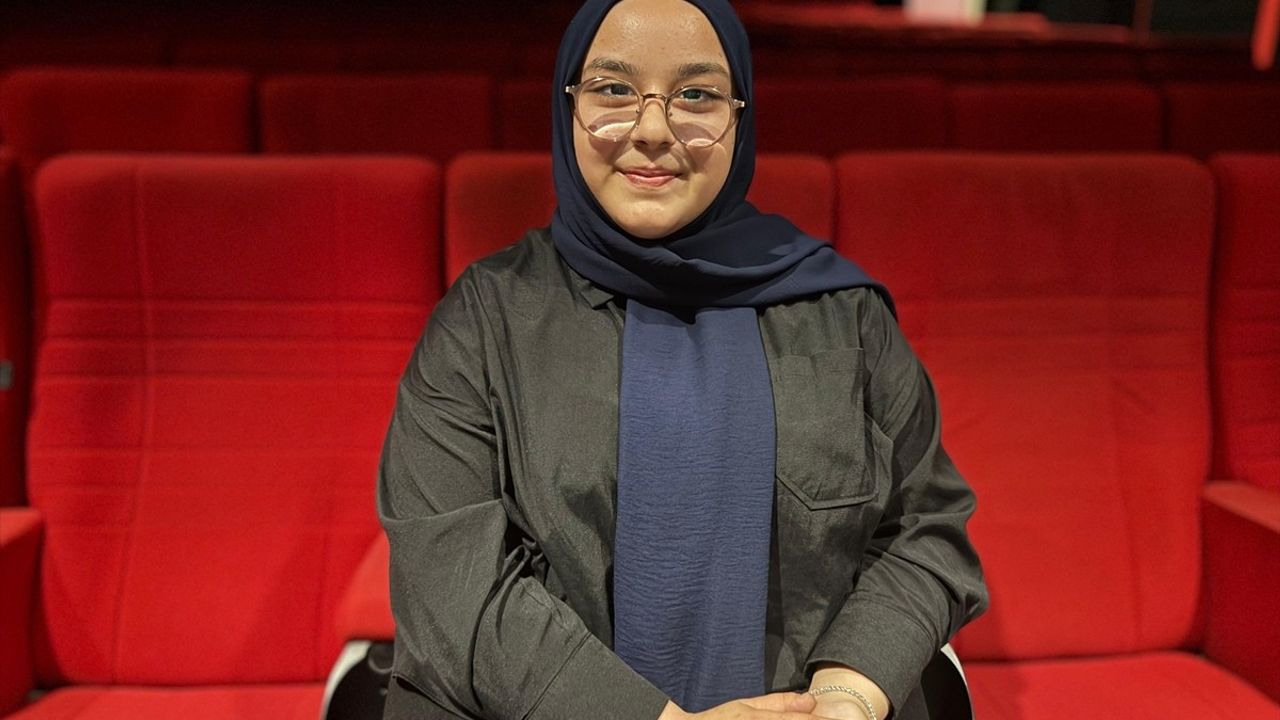 Şevval Çakar'ın Yeni Stand-Up Gösterisi Bakırköy'de Sahnelendi