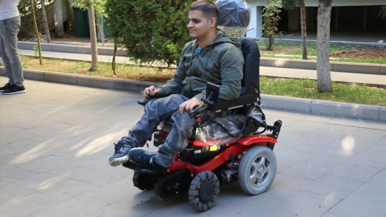 Siirt'te Engelli Gence Merdiven Çıkabilen Tekerlekli Sandalye Hediye Edildi