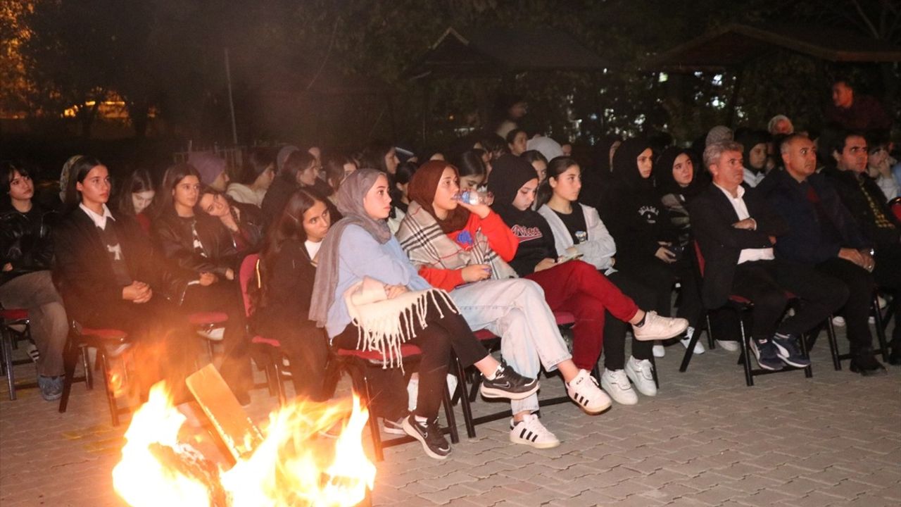 Siirt’te Öğrencilere Açık Hava Sineması Keyfi