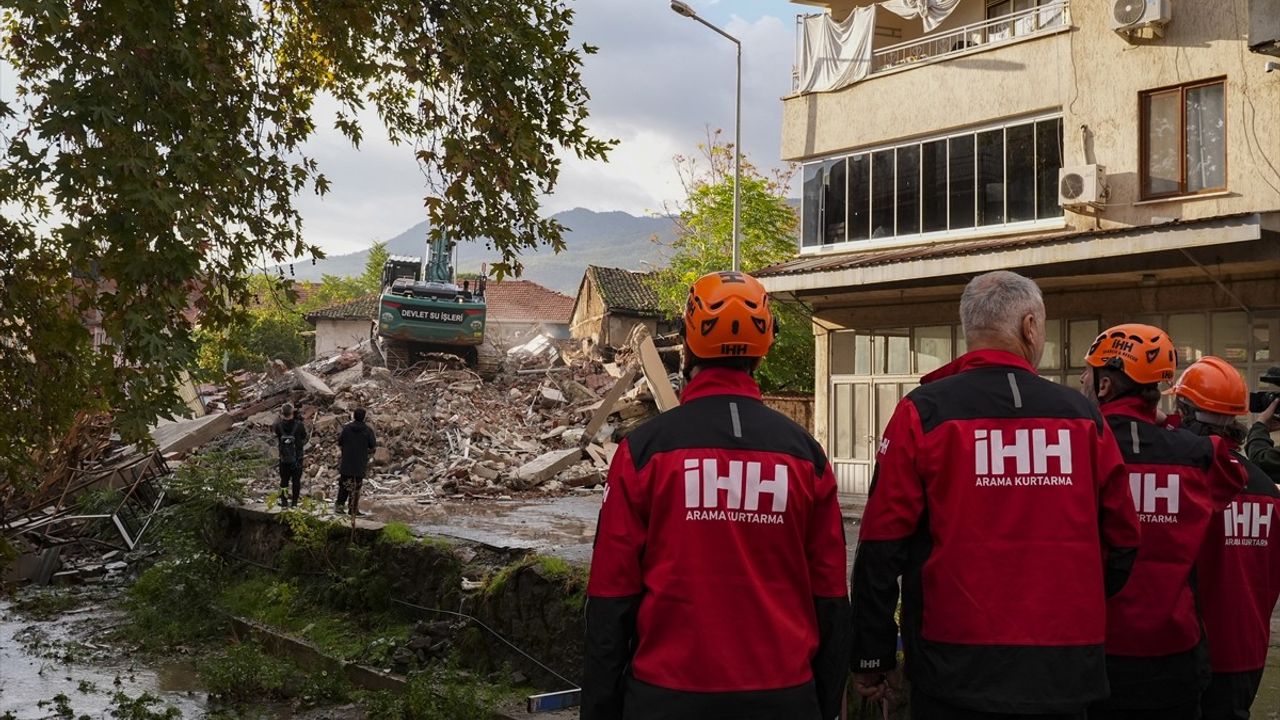 Sındırgı'da Deprem Sonrası Enkaz Kaldırma Çalışmaları Başladı
