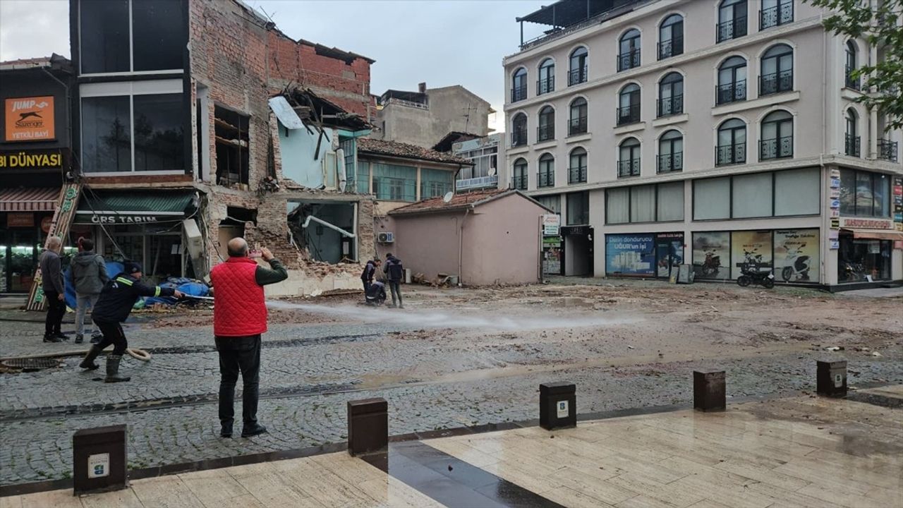 Sındırgı'daki Deprem Sonrası Enkaz Çalışmaları Tamamlandı