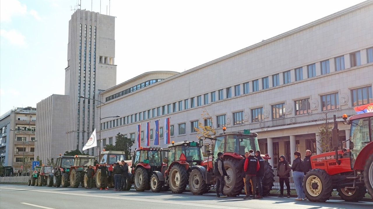 Sırbistan'da Çiftçiler Hükümetin Tarım Politikalarına Traktör İle Protesto Düzenledi