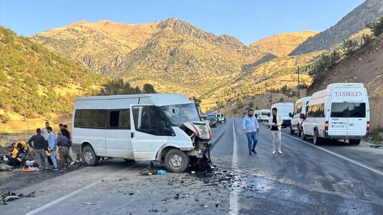 Şırnak'ta Minibüs ve Hafif Ticari Araç Çarpıştı, 11 Yaralı