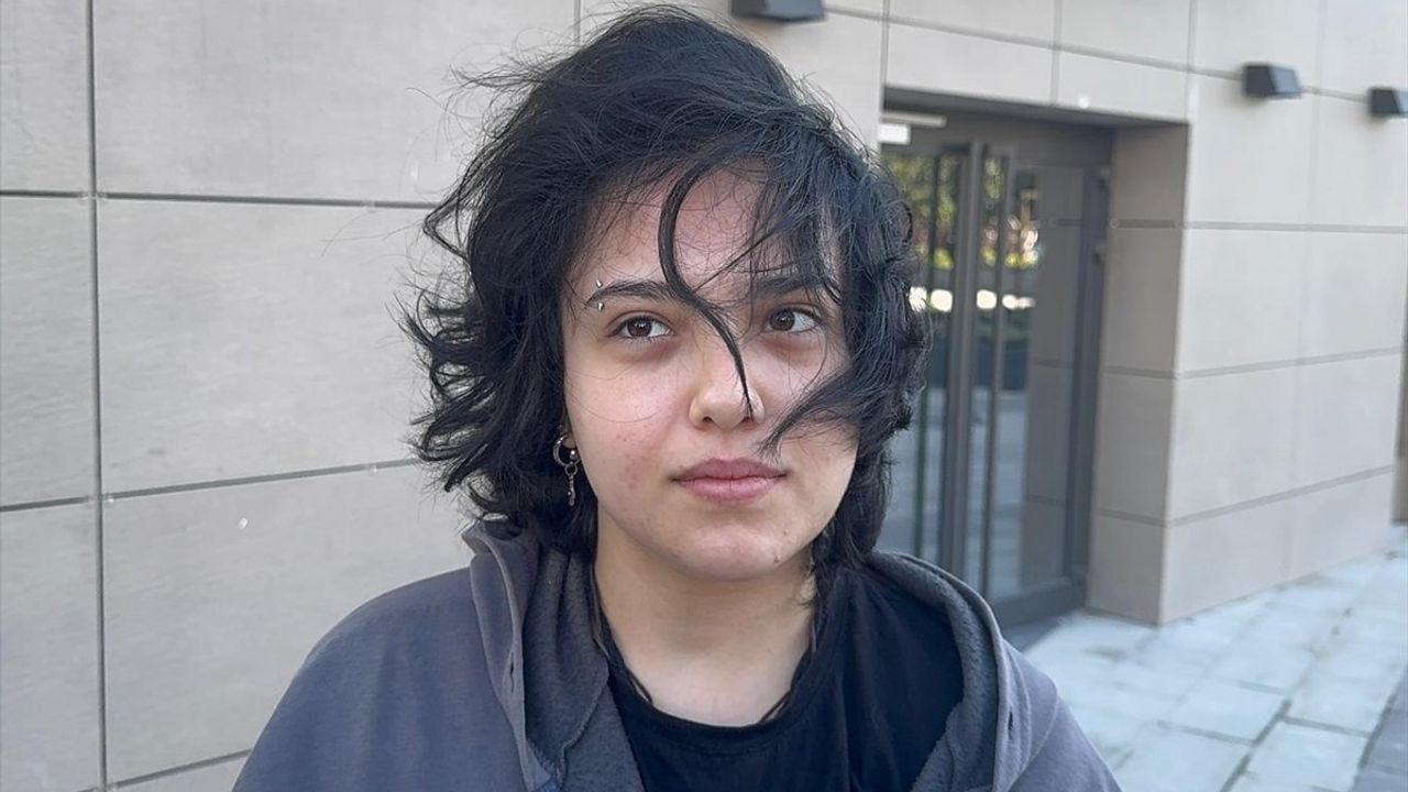 Şişli'de Vinç Devrildi: Öğrenci Yurduna Çarptı