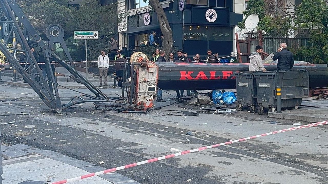 Şişli'deki İnşaat Kazası: Vinç Öğrenci Yurduna Devrildi