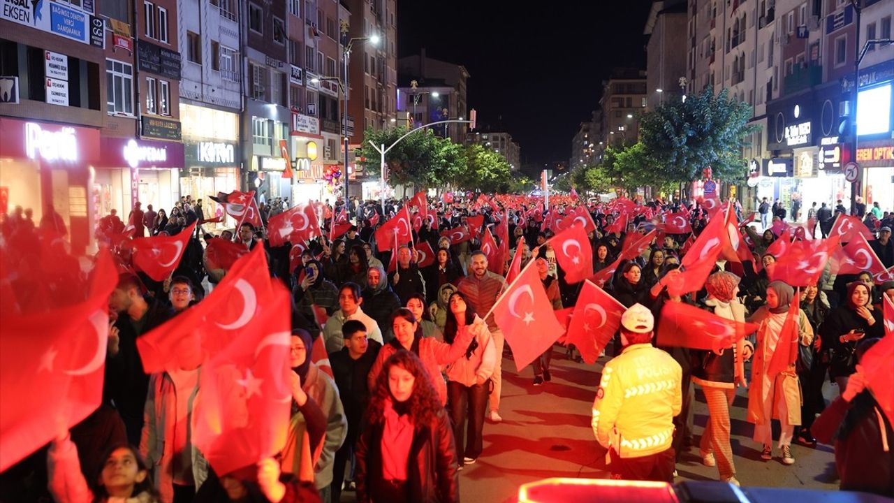 Sivas'ta Cumhuriyet'in 102. Yıl Dönümü Fener Alayı ile Coşkuyla Kutlandı