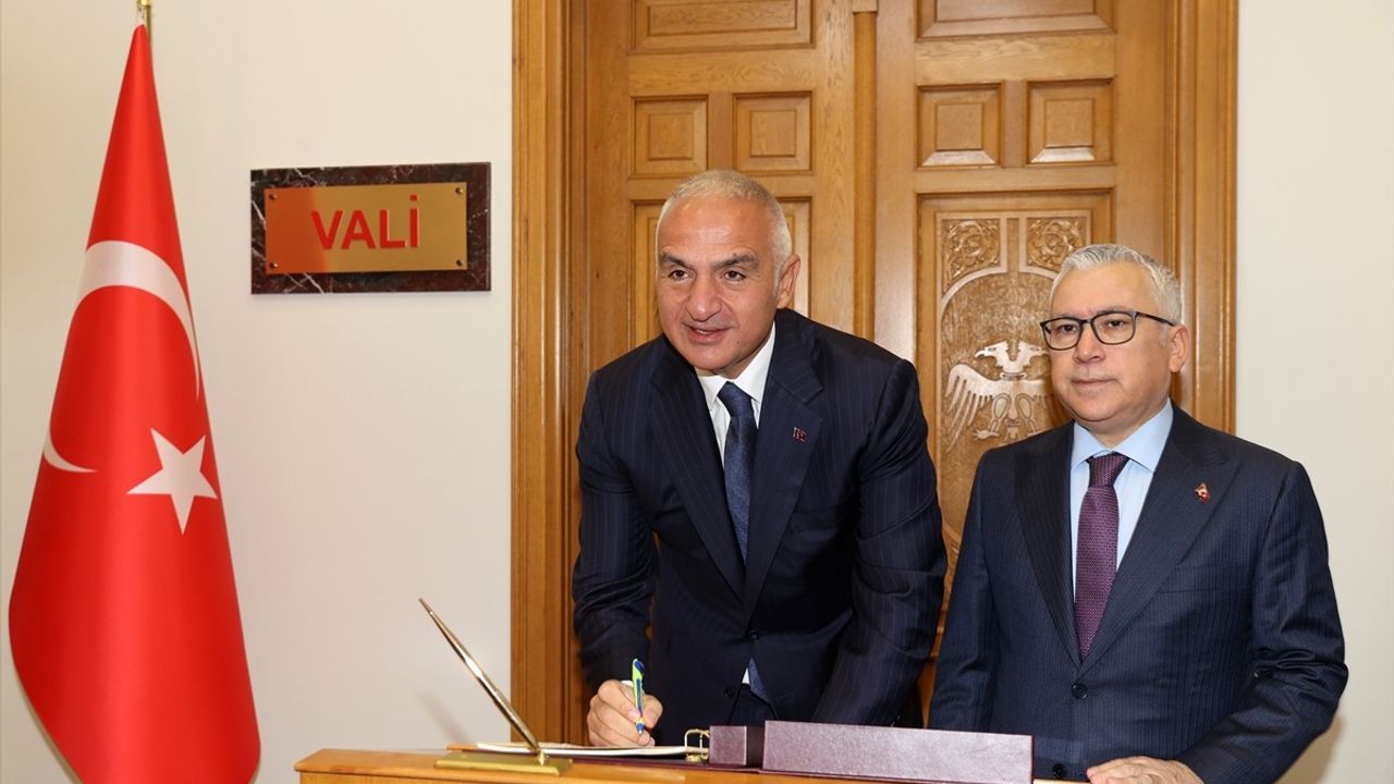 Sivas'ta Numan Efendi Halk Kütüphanesi Açıldı