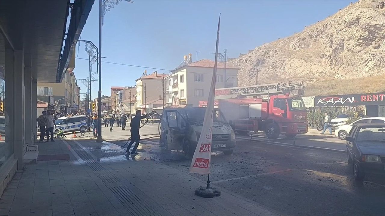 Sivas'ta Park Halindeki Araç Yandı, Kendiliğinden Hareket Etti