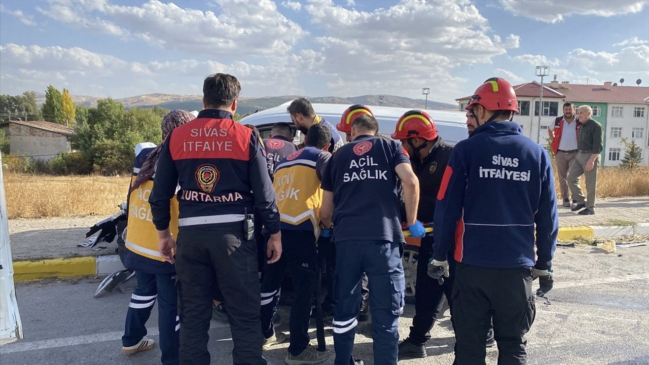 Sivas'ta Trafik Kazası: 1 Ölü, 4 Yaralı