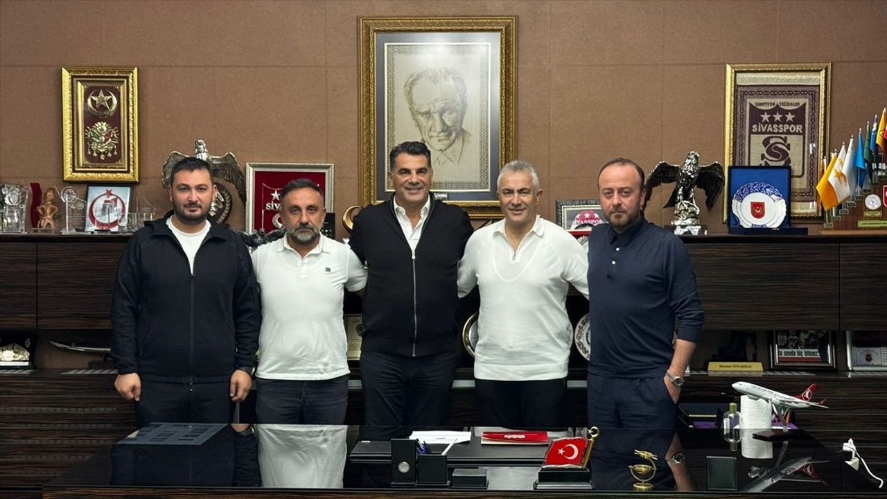 Sivasspor, Mehmet Altıparmak'la İmza Attı