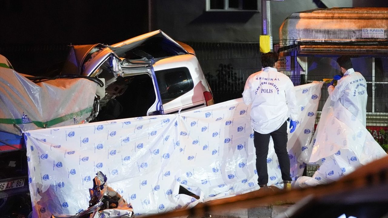 Sultanbeyli'de Polisten Kaçan Araç Tıra Çarptı: 1 Ölü, 1 Yaralı