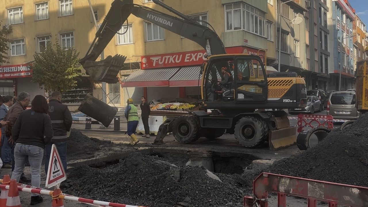 Sultangazi'de Çöken Yol İçin Yeniden Başlatılan Çalışmalar