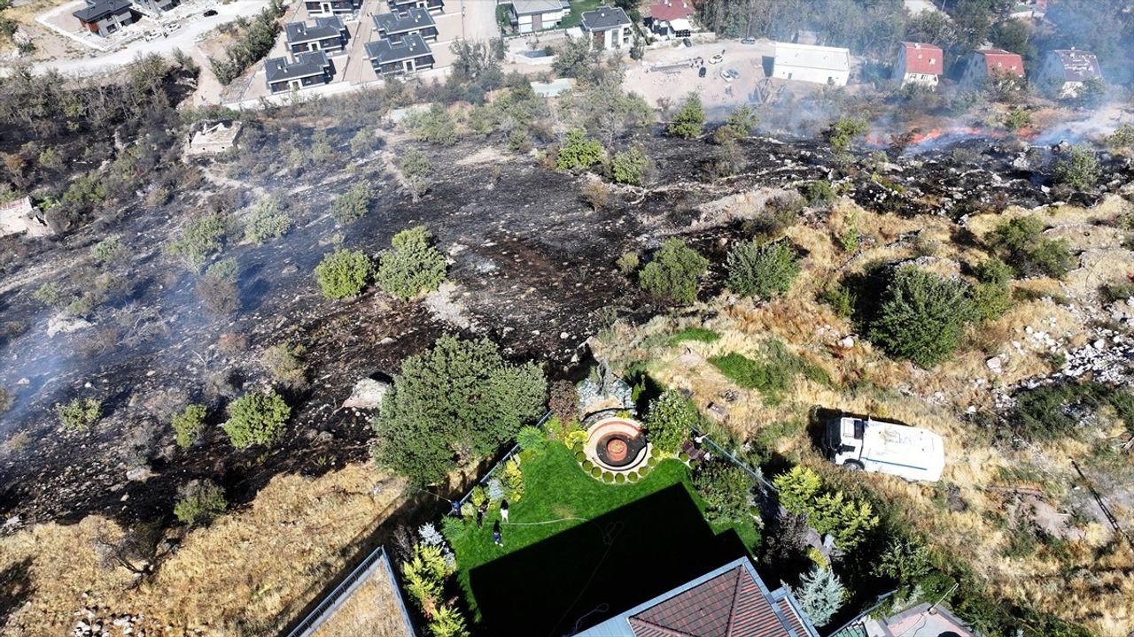 Talas'ta Biber ve Patlıcan Közlerken Çalılık Alanda Yangın Çıktı