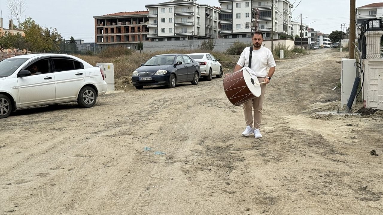 Tekirdağlı Müzisyen Protestosunu Davul ve Mani ile Yaptı