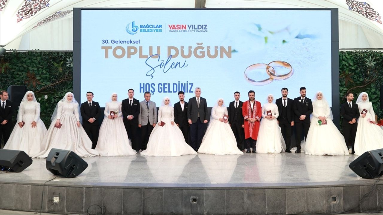 Ticaret Bakanı Bolat, Bağcılar'da Gezde Nikah Şahitliği Yaptı