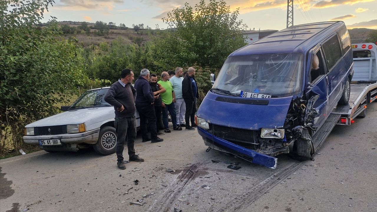 Tokat’ta Otomobil ve Minibüs Çarpıştı: 5 Yaralı