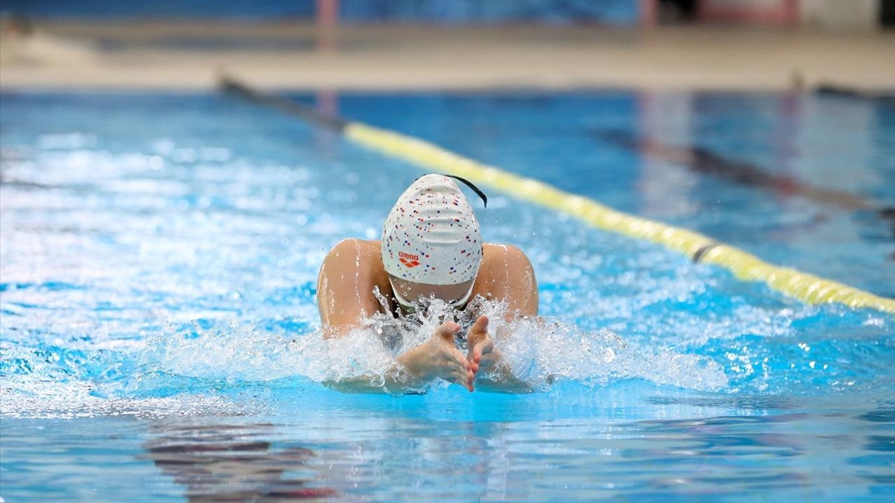 Tokyo'da Madalya Heyecanı: İşitme Engelli Yüzücüler İdil ve Irmak