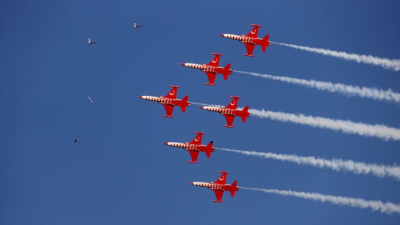 Türk Yıldızları Kırklareli'de Muhteşem Bir Gösteri Düzenledi