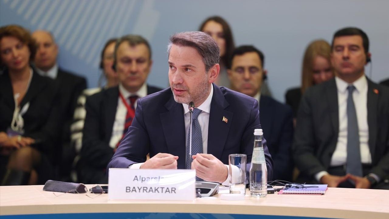 Enerji Alanında Uluslararası Görüşmeler: Bakan Bayraktar'ın Moskova Temasları