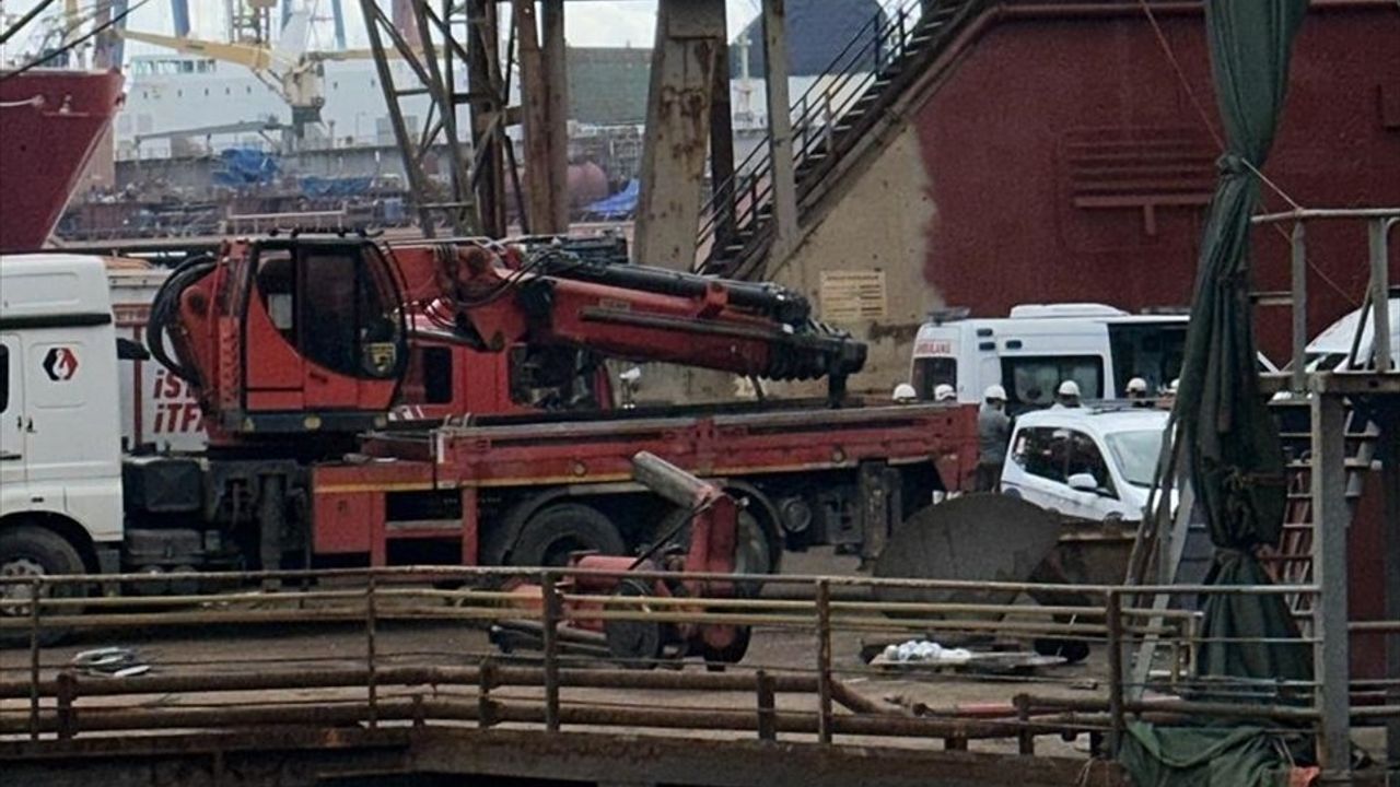 Tuzla'daki Gemide Patlama: Bir İşçi Hayatını Kaybetti