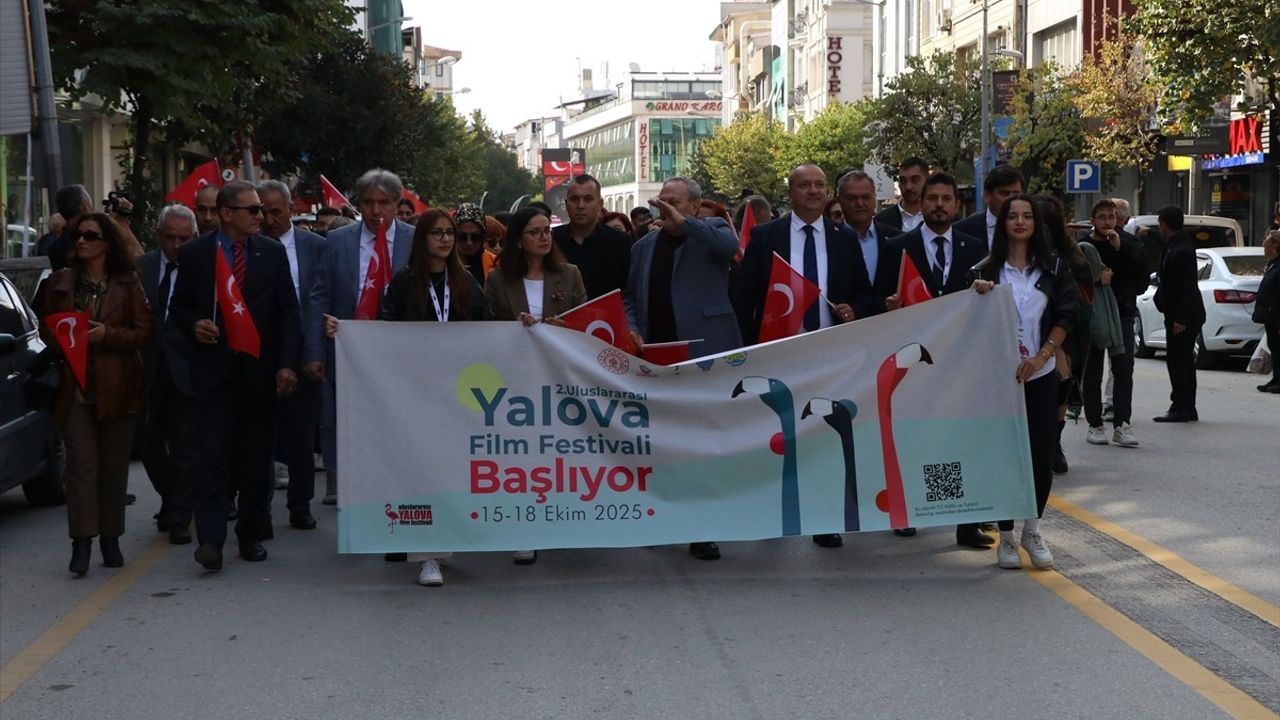 Uluslararası Yalova Film Festivali Kortej Yürüyüşüyle Başladı