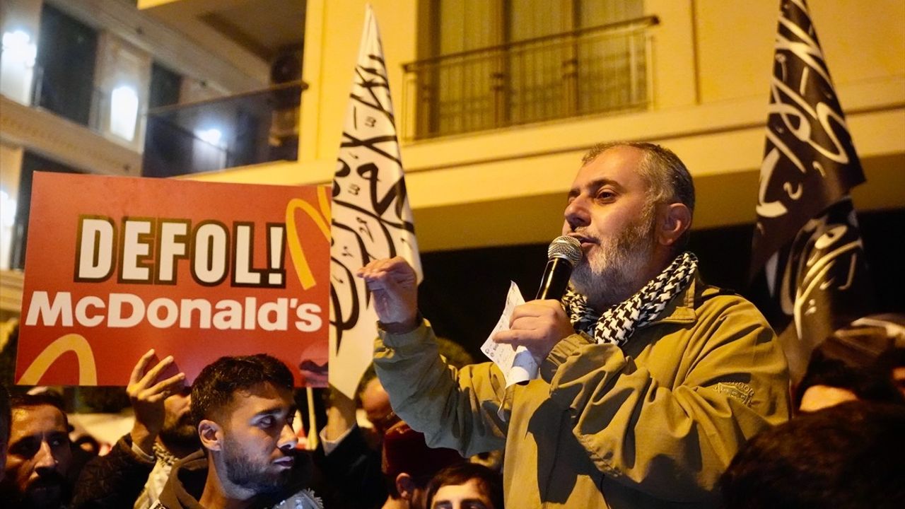 Üsküdar'da McDonald's Protestosu Devam Ediyor