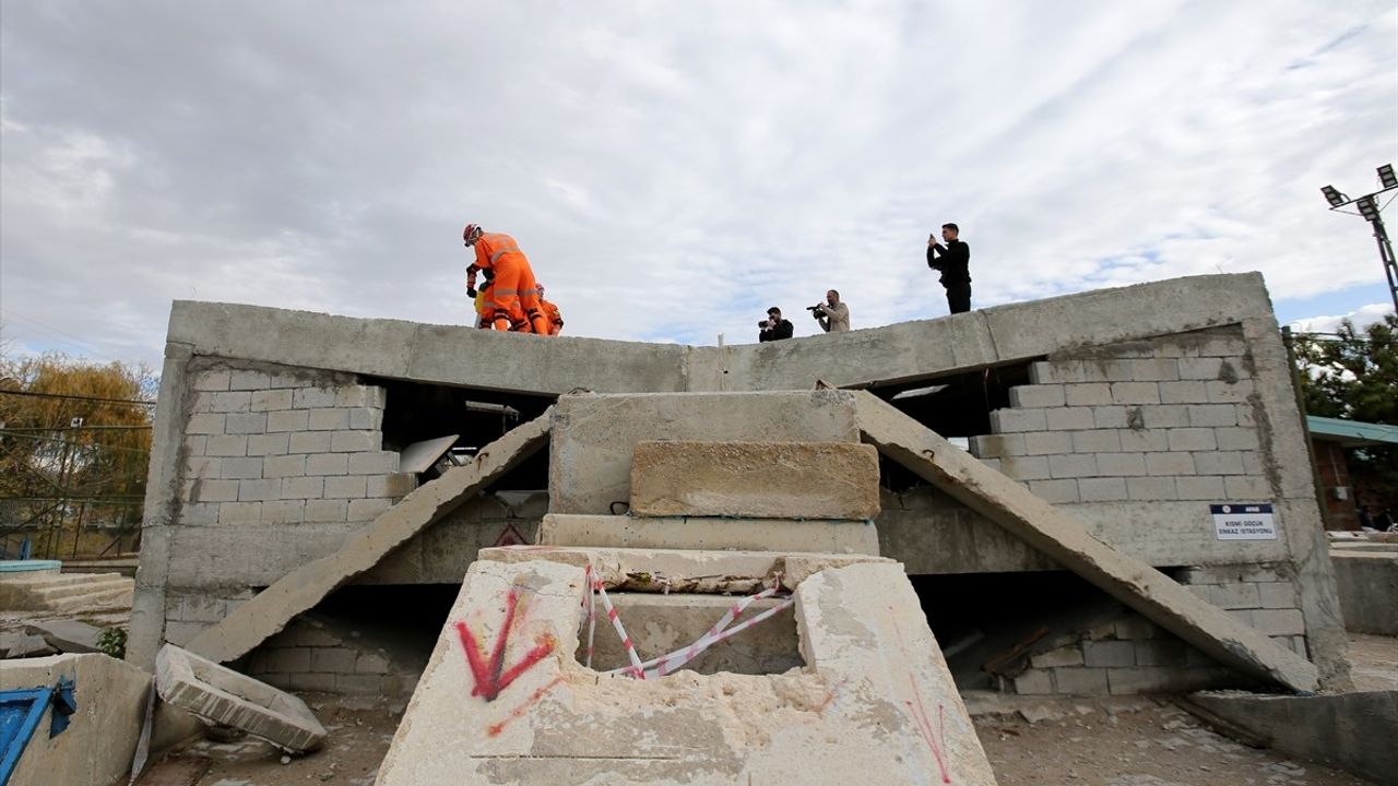 Van'da Deprem Tatbikatı Düzenlendi