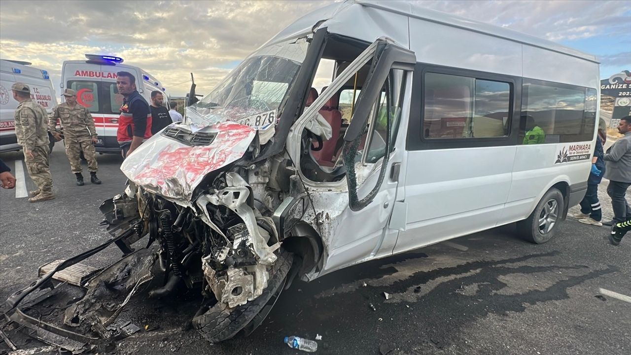 Van'da Öğrenci Servisi ve Tır Çarpıştı: 14 Yaralı