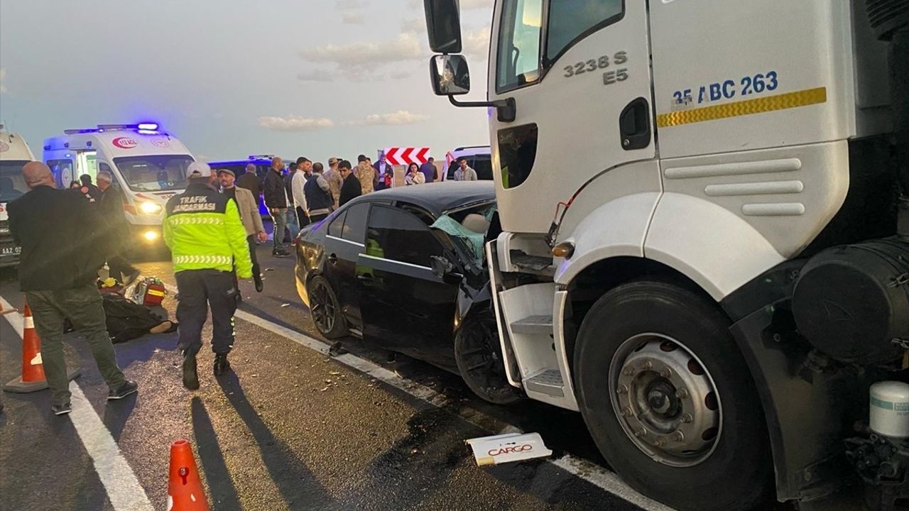 Van'da Tanker ve Otomobil Çarpıştı: 3 Ölü, 3 Yaralı