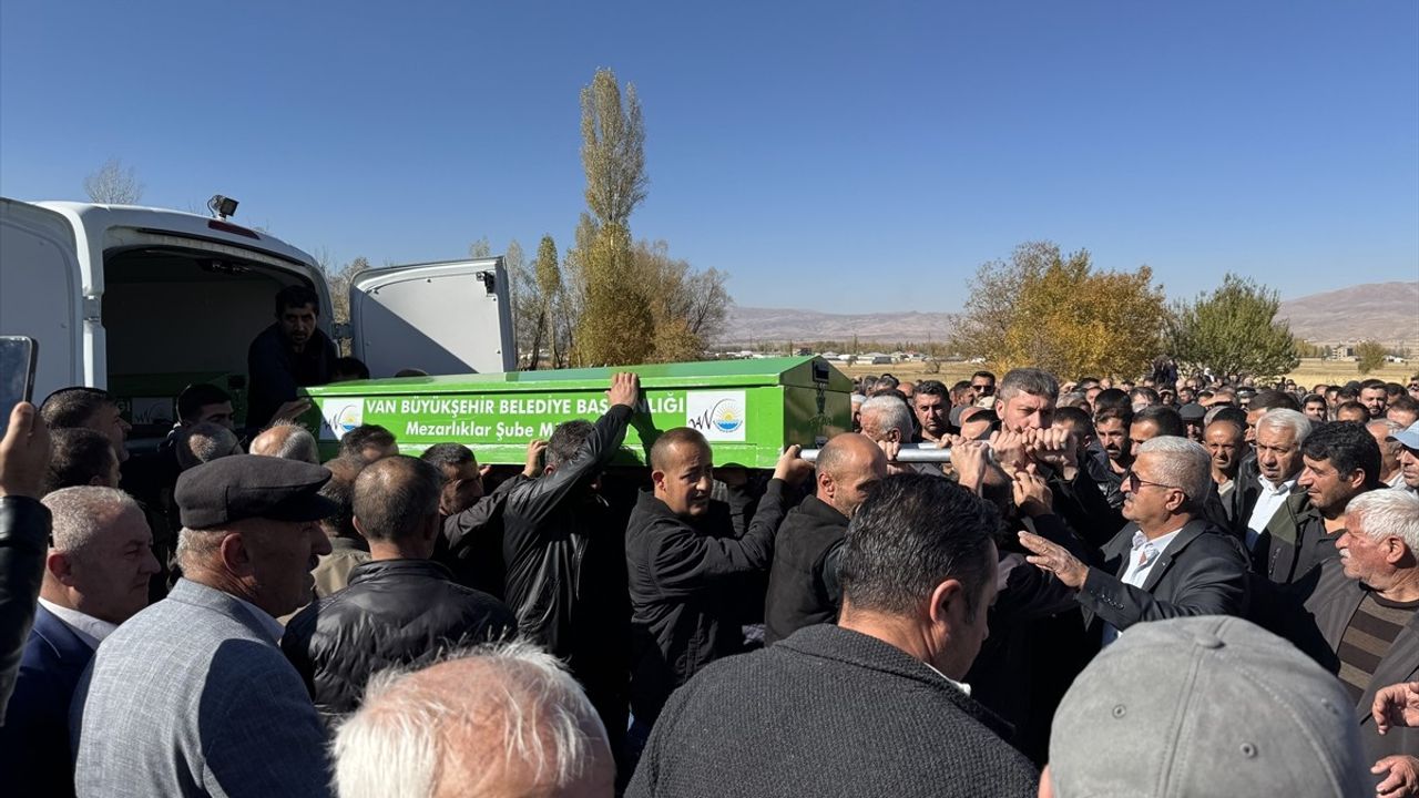 Van-Hakkari Kara Yolunda Tren Kazası: Üç Kişi Hayatını Kaybetti