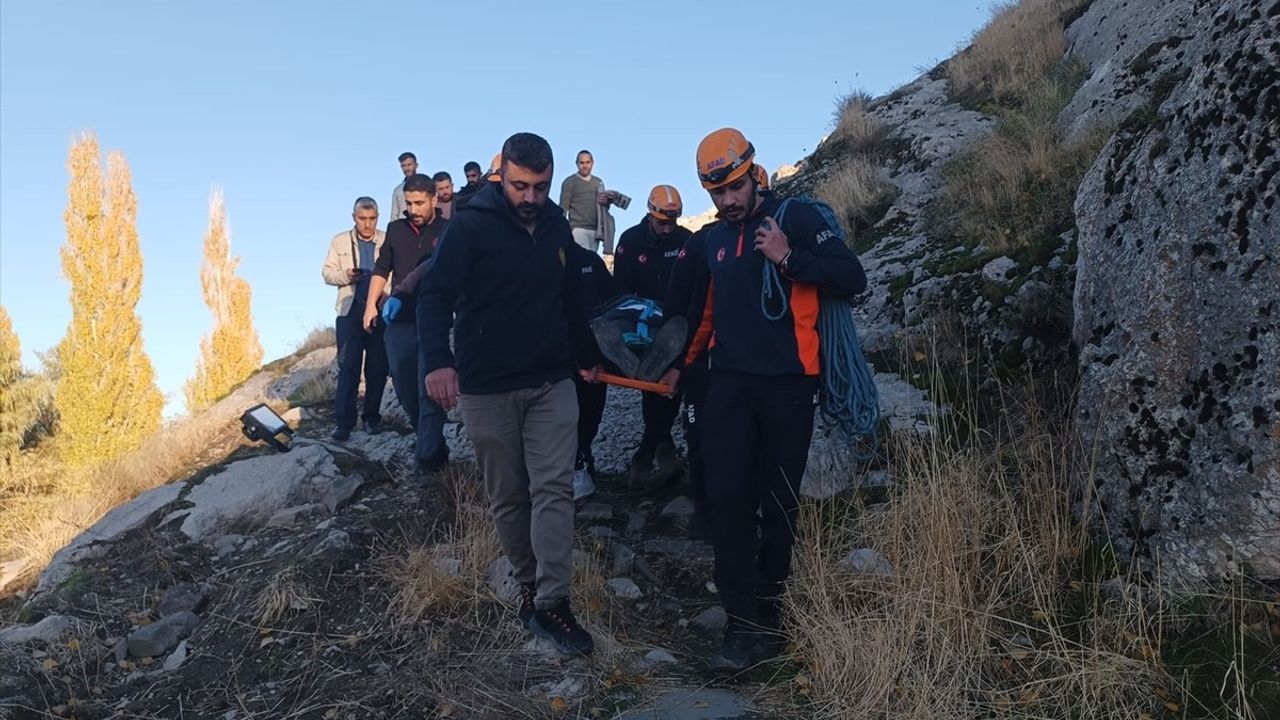 Van Kalesi'nde Düşme Olayı: Ekipler Hızla Müdahale Etti