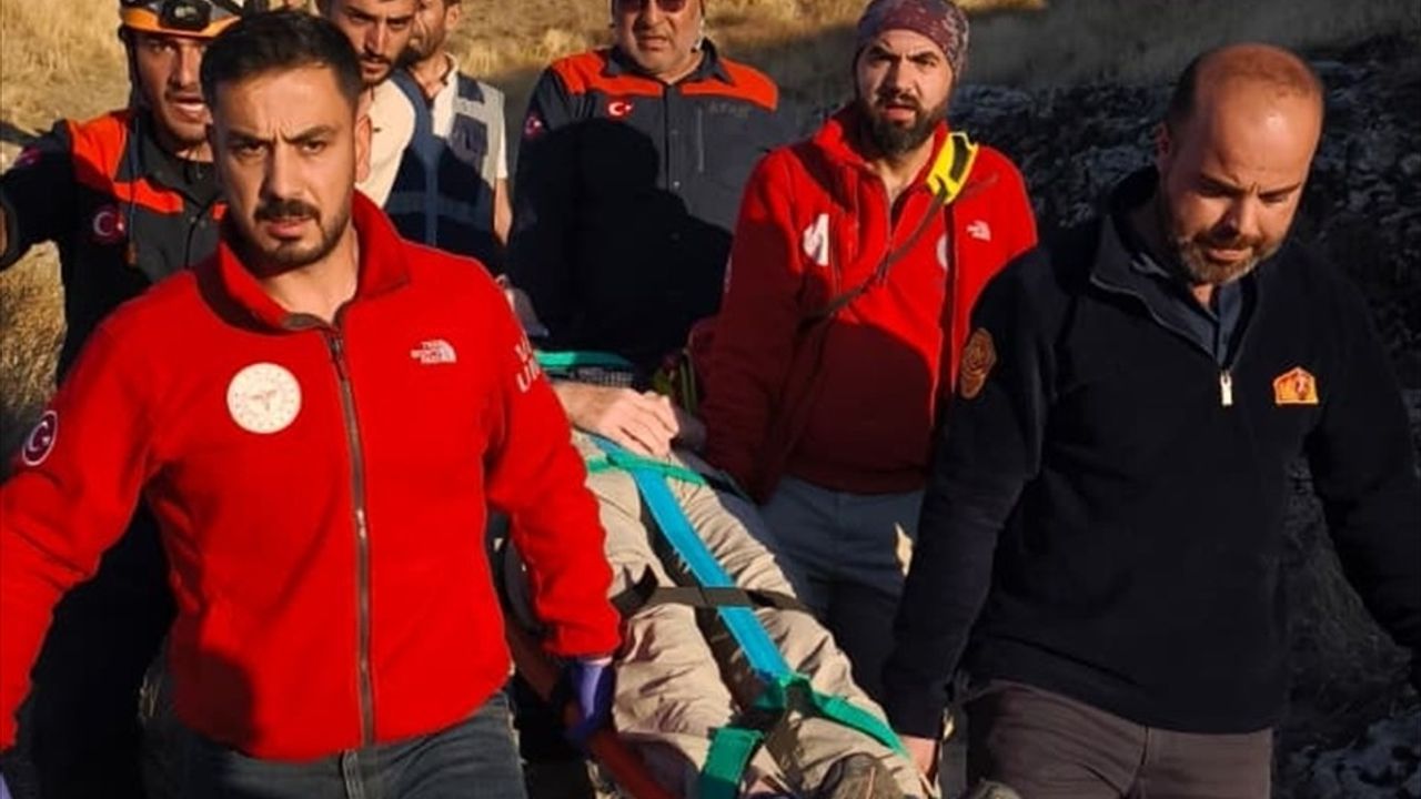 Van Kalesi'nde Mağaraya Düşen Alman Turist Kurtarıldı