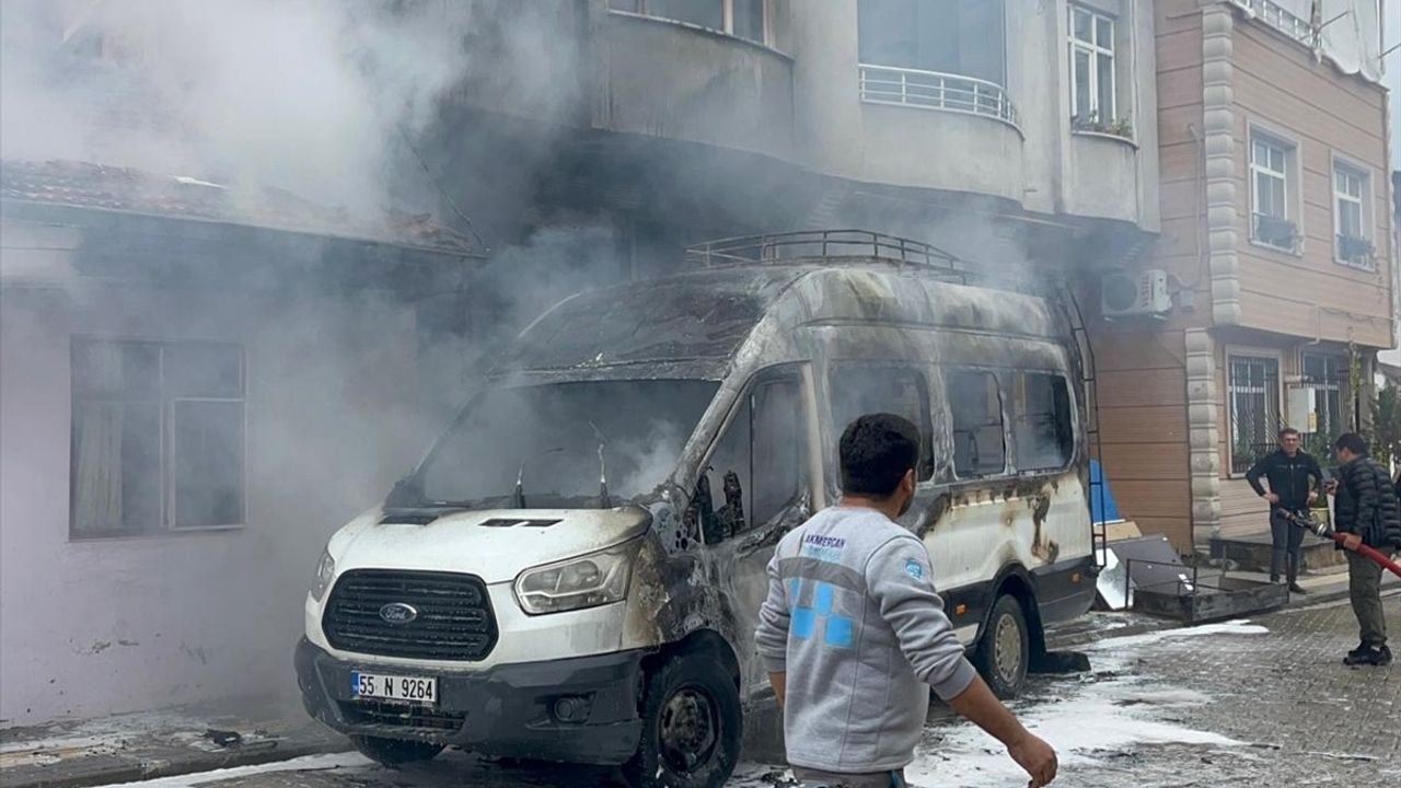 Vezirköprü'de Park Halindeki Minibüs Yangını