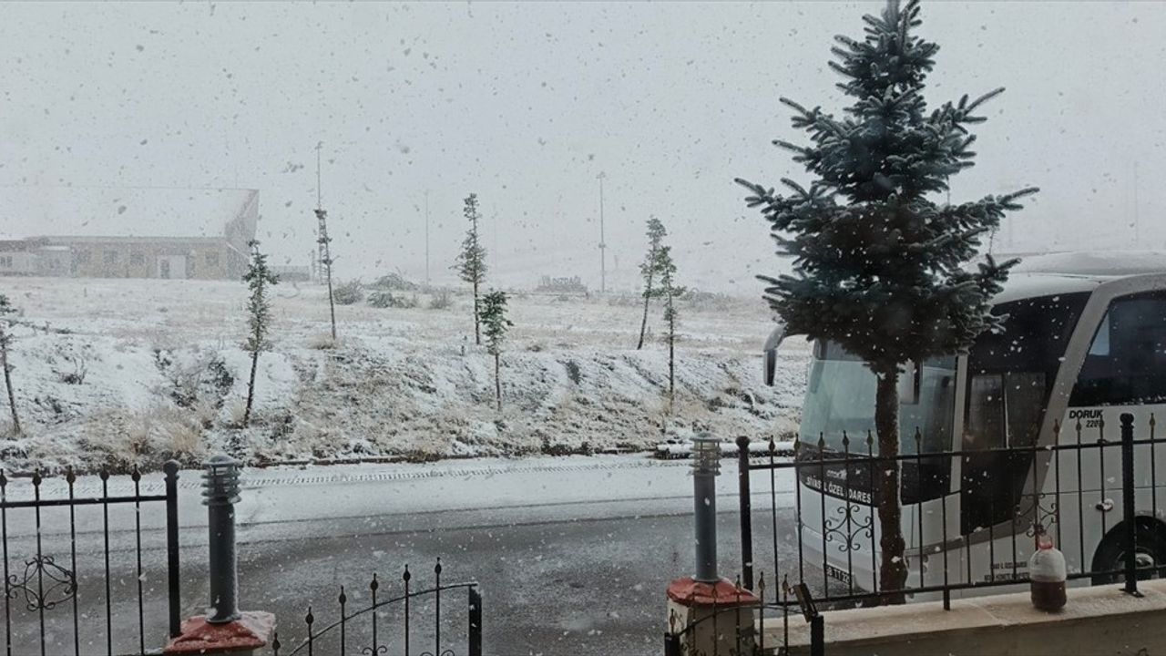 Yıldız Dağı'na Mevsimin İlk Karı Düştü