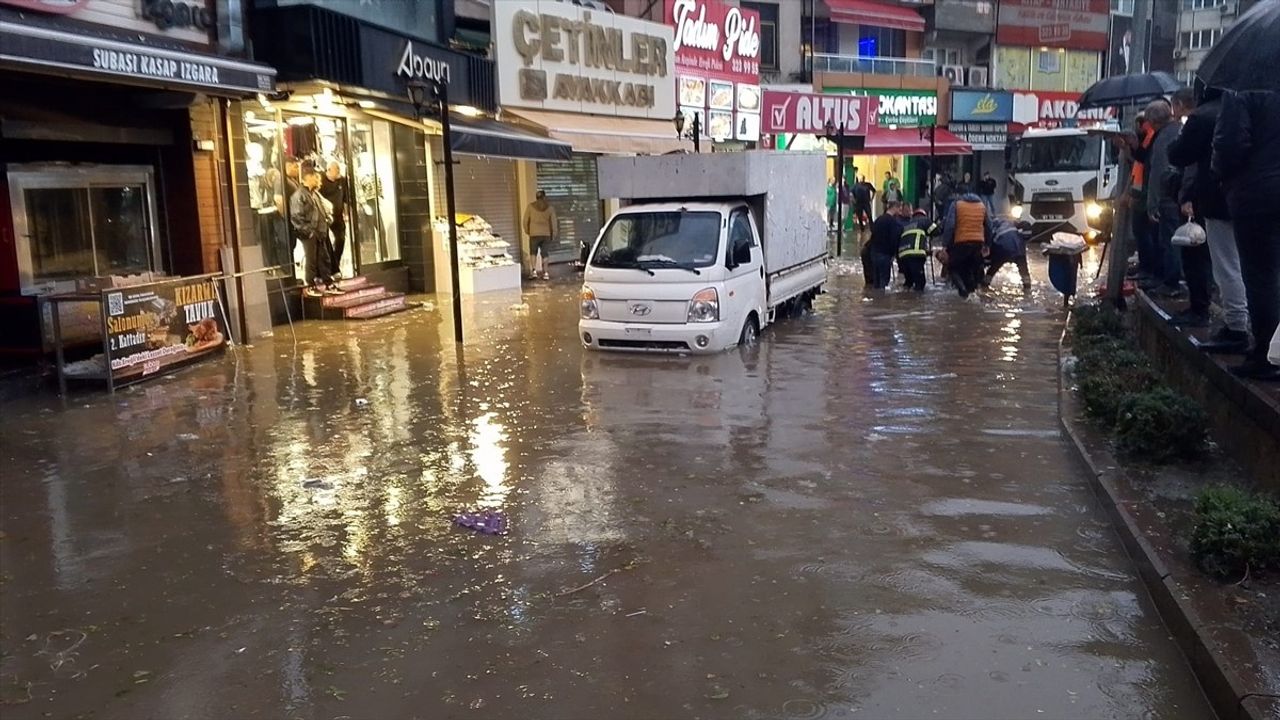 Zonguldak'ta Şiddetli Sağanak Hayatı Olumsuz Etkiliyor