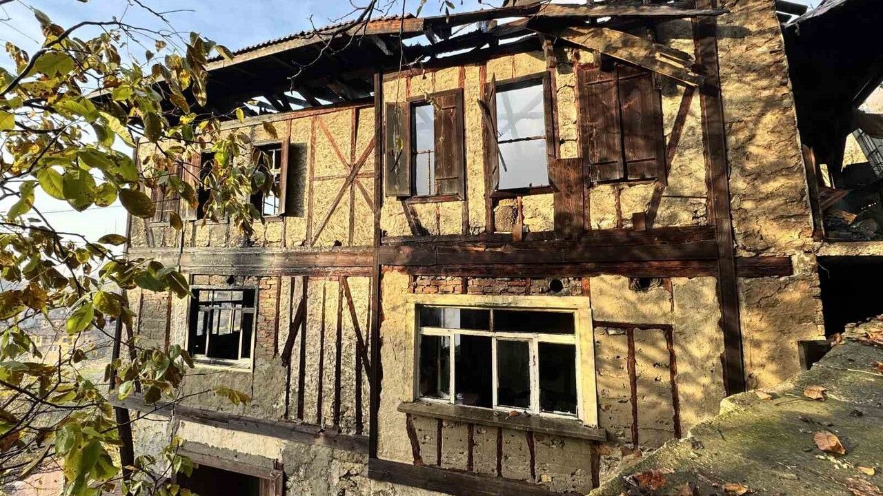 150 Yıllık Tarihi Konağın Yangını Dronla görüntülendi