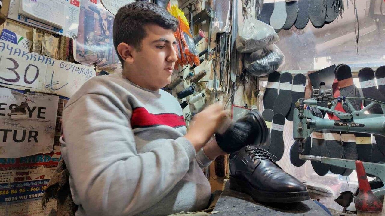 16 Yaşında Dükkan Devralan Genç Ayakkabıcı