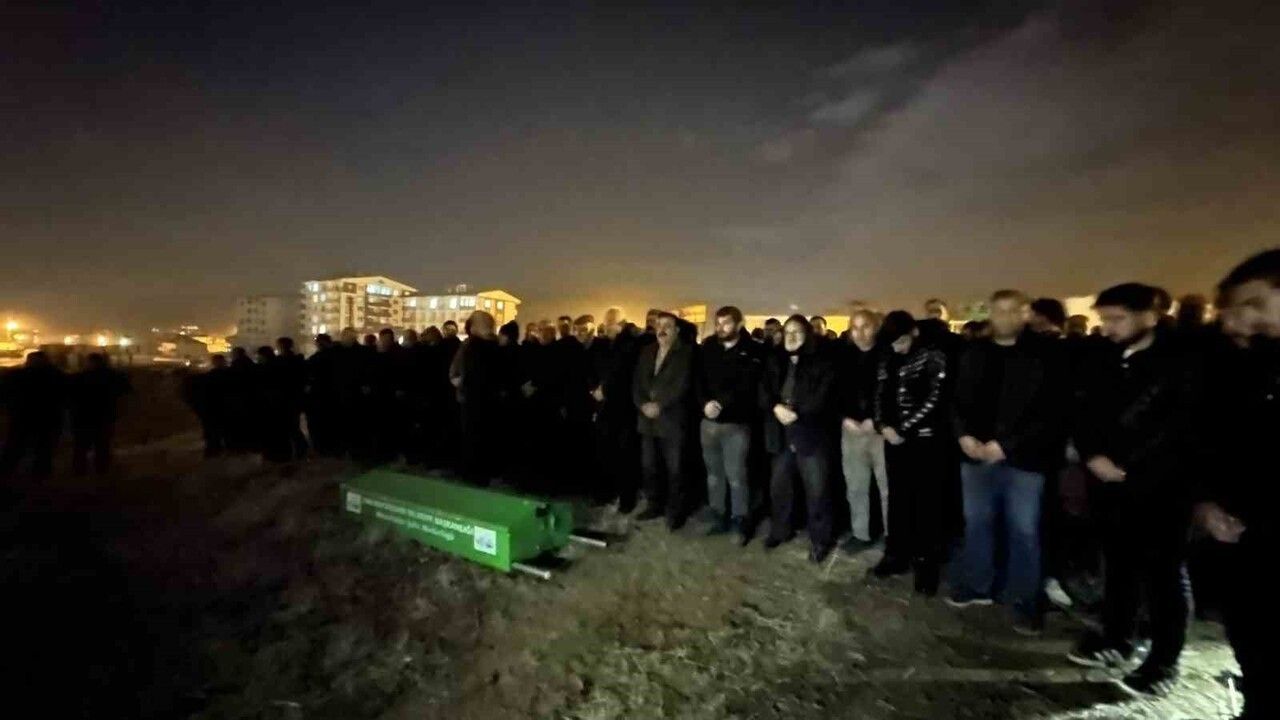 22 Yaşındaki Cihat Durna'nın Hüzünlü Cenazesi