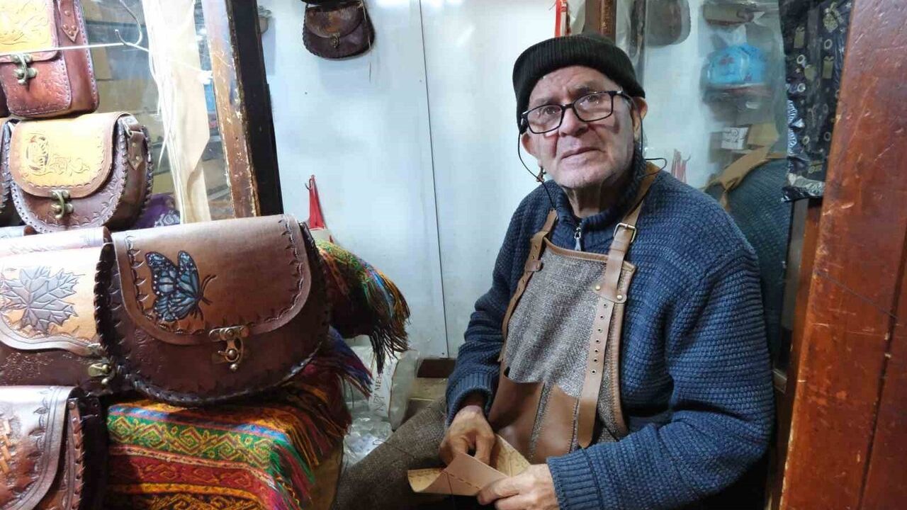 66 Yıldır El İşçiliğiyle Çanta Yapıyor