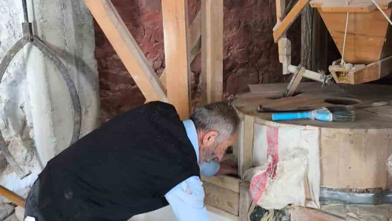 80 Yıllık Su Değirmeni Torbalı'da Geleneksel Üretime Devam Ediyor