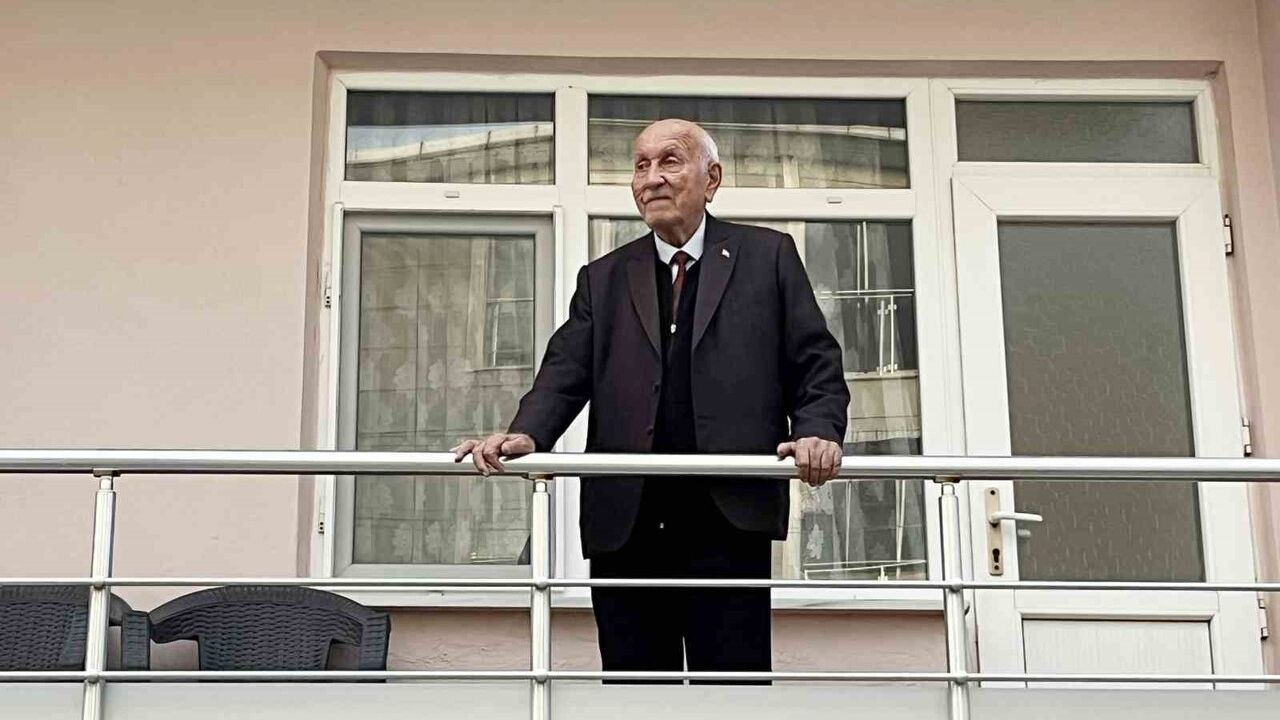 85 Yaşındaki Mustafa Hoca, Öğretmenler Günü'ne Heyecanla Hazırlanıyor