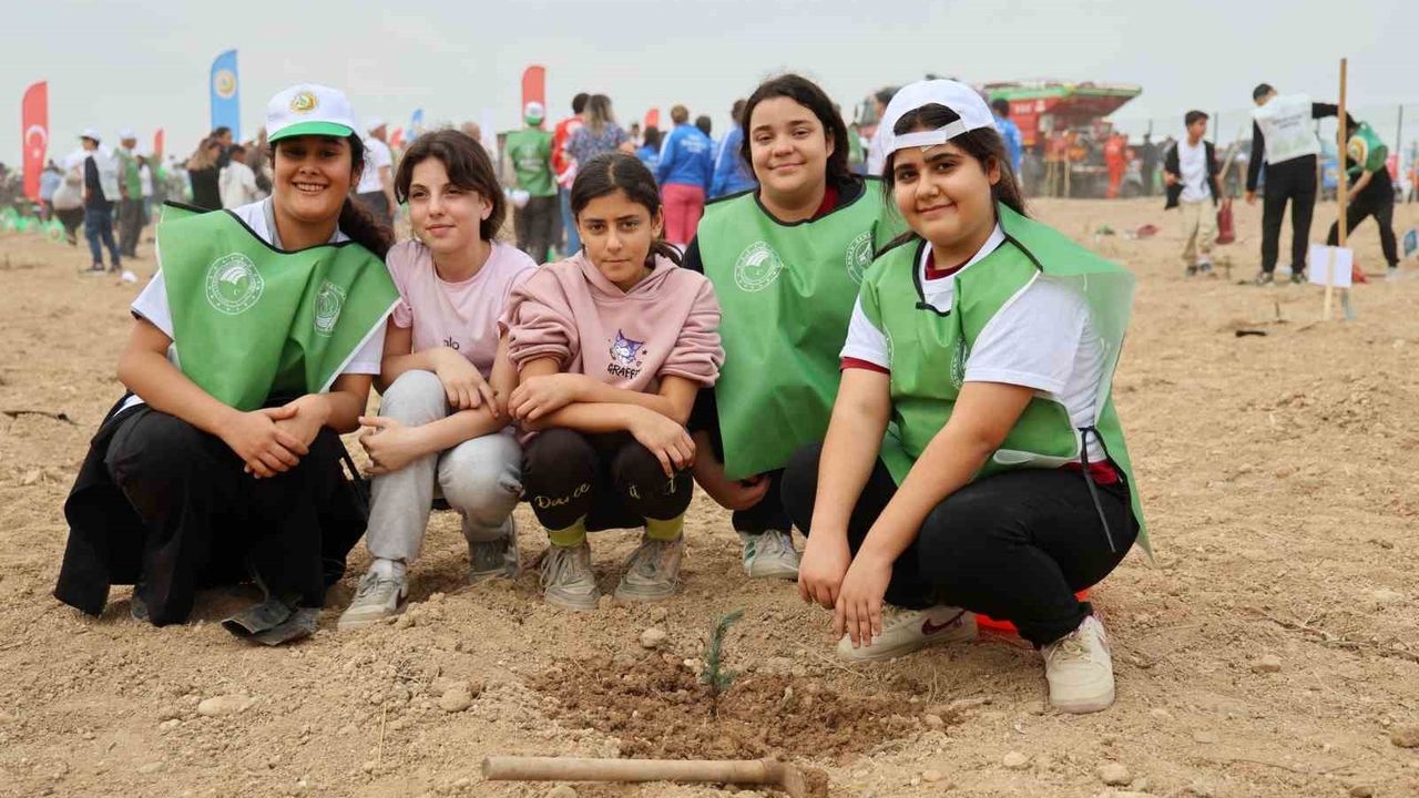 Adana'da 840 Bin Fidan Toprakla Buluştu