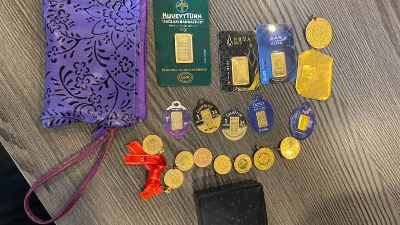 Adana'da Dürüstlük Örneği: Halıdan 650 Bin Lira Değerinde Altın Çıktı