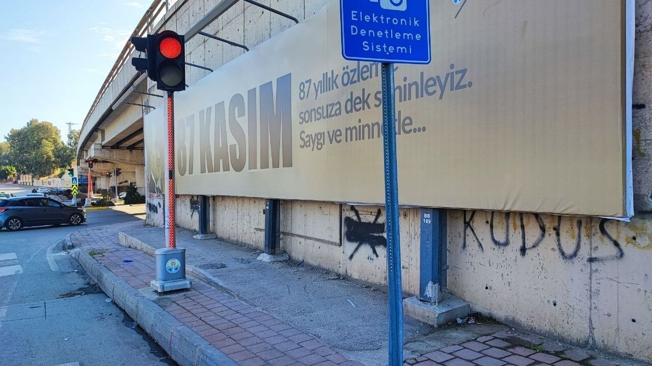 Adana'da Engelli Rampası Sorunu: Reklam Panosu Engel Oluyor