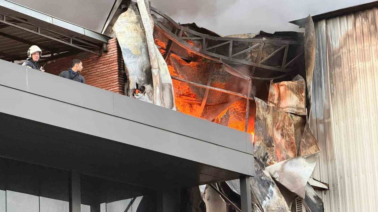 Adana'da Hırdavat Dükkanında Yangın Çıktı