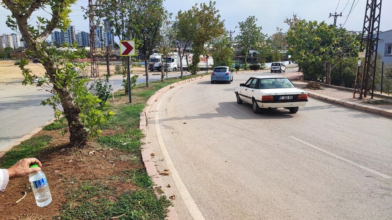 Adana'da Keskin Viraj Tehlikesi: Esnaf Önlem Aldı