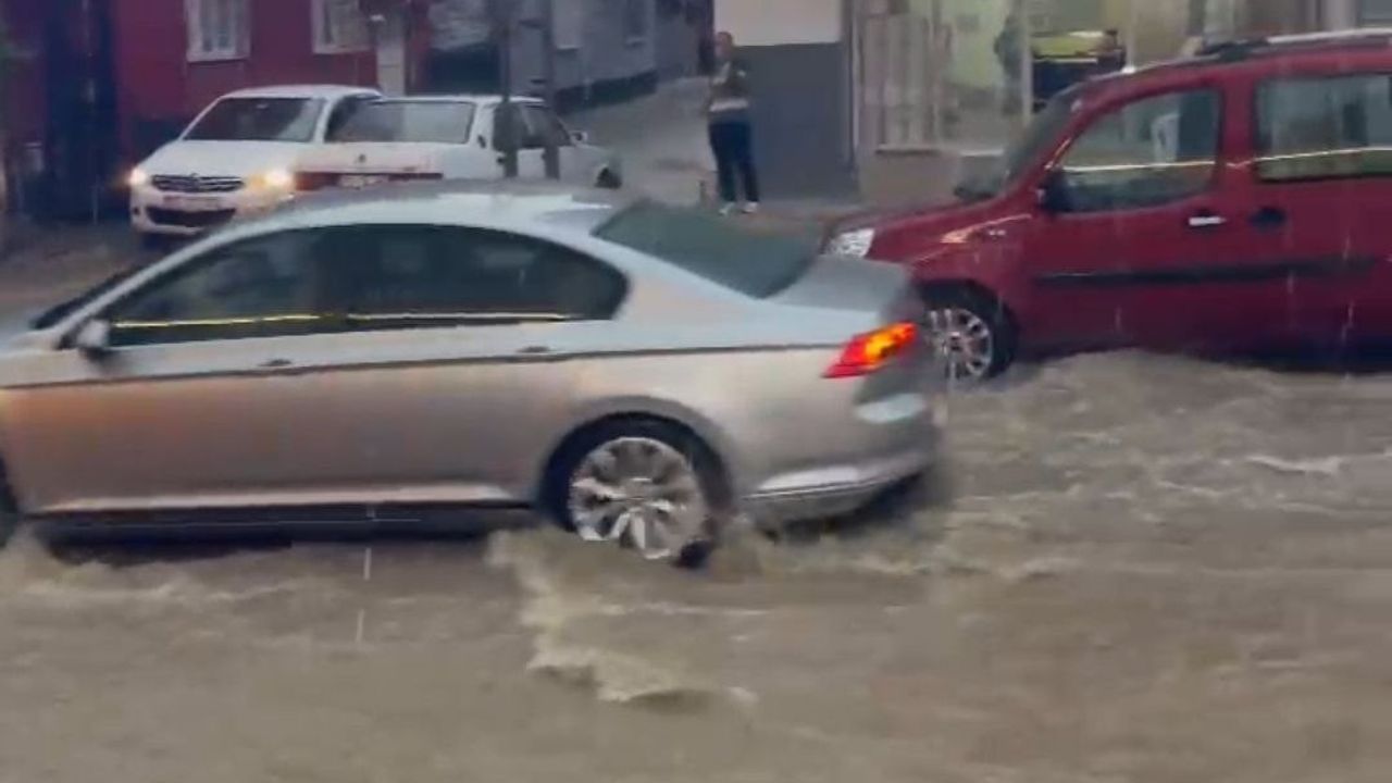 Adana'da Kısa Süreli Yağmur Zorluk Yarattı