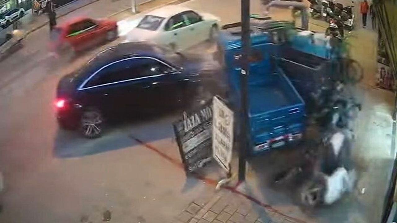 Adana'da Otomobil Kazası Güvenlik Kamerasında