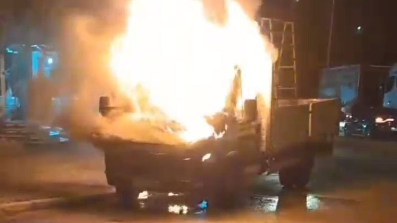 Adana'da Park Halindeki Kamyonet Yangını